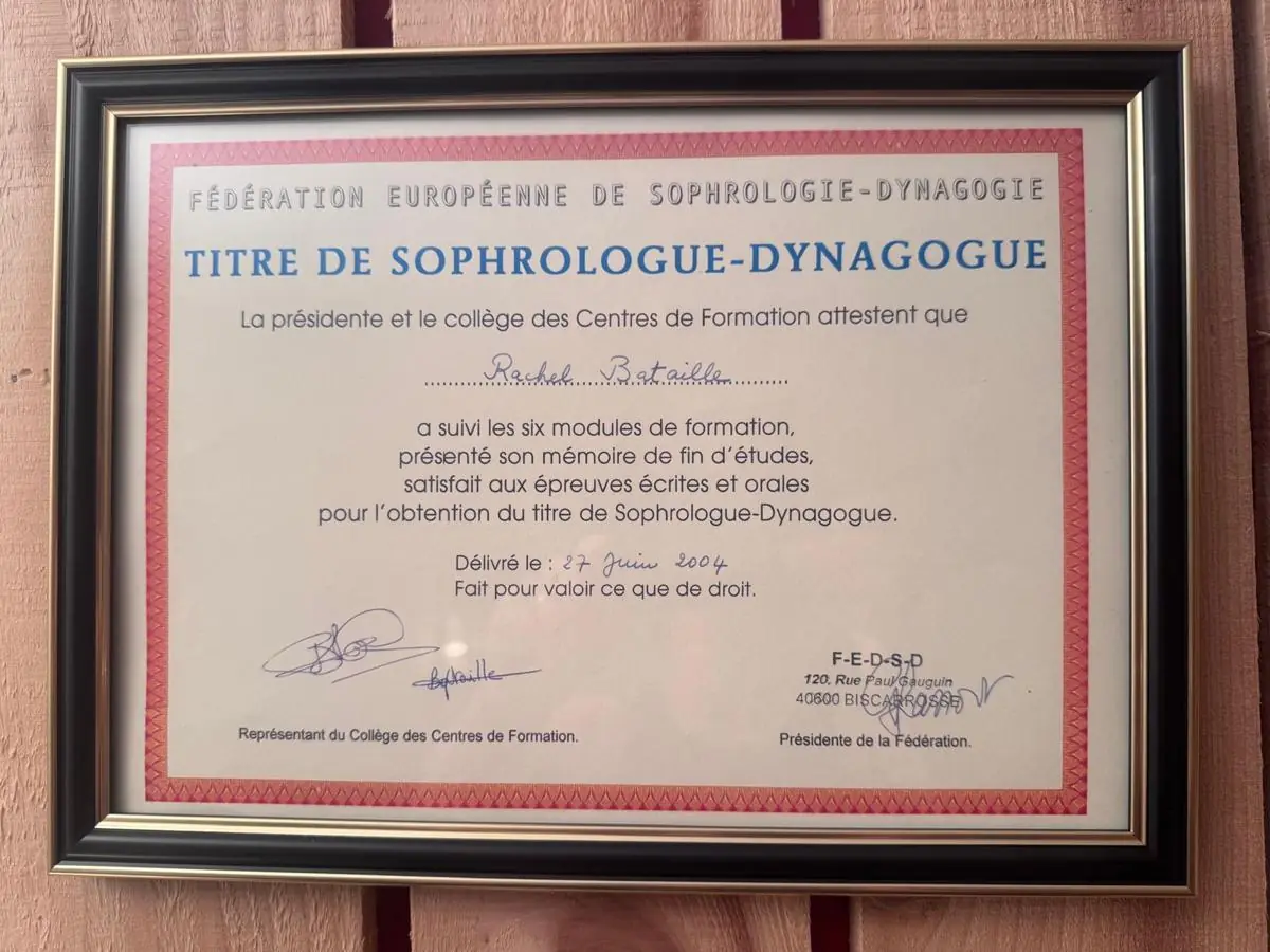 Diplôme de Sophrologue-Dynagogue de Rachel Bataille, encadré dans la cabine